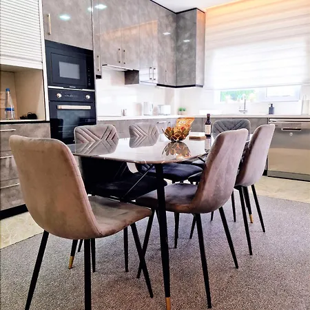 Sveltos Residence 3 Bedroom Suites Апарт-отель Ларнака
