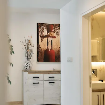 Sveltos Residence 3 Bedroom Suites Апарт-отель Ларнака